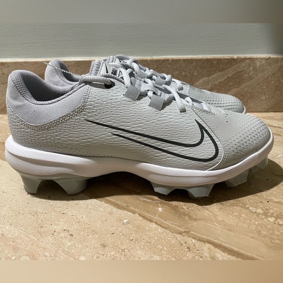 New Nike Hyperdiamond 4 Women’s Softball Cleats Size 9 Grey Gray Fast Pitch - Picture 2 of 7